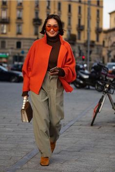 How to combine colors in fashion (and the one mistake you should avoid) — No Time For Style Street Style 2024 Fall, Red Purse Outfit, Olive Green Outfit, Orange Coat, Mode Hippie, True Autumn, Orange Sweater, Colorful Outfits, Orange Outfit