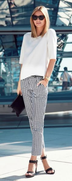 Not sure if these would work on me but I like this look, it's simple but stylish Black White Outfit, Checkered Pants, Corporate Fashion, Summer Work Outfits, Outfit Trends, Business Outfit, Chic Outfit, Inspired Outfits, 가을 패션