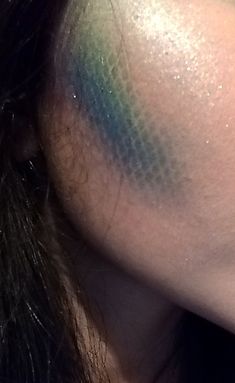 Mermaid scale contour in colours blue green and purple with bright shimmery blended highlighter. Scales Makeup Mermaid, Mermaid Body Makeup, Fishnet Scales Makeup, Golden Mermaid Makeup, Green Mermaid Costume, Mermaid Makeup Scales, Black Siren Outfit, Green Siren Makeup, Dragon Scales Makeup