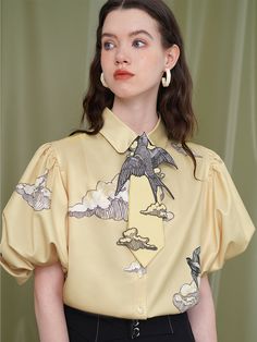 A balloon sleeve blouse with a pencil drawing of a swallow flying gracefully through the clouds. The end of the dazzlingly clear sky. It gives you a feeling of clear, refreshing air. A swallow drawn with light and dark brushstrokes. Let yourself be invited to the fantastical world of paintings.     Size     S size     Length: 62.5cm   Shoulder width: 37cm   Bust: 100cm   Sleeve length: 30.5cm     M size     Length: 64cm   Shoulder width: 38cm   Bust: 104cm   Sleeve length: 31cm     L size     Le April Fashion, Balloon Sleeve Blouse, Davao, Fashion 2024, Niche Design, Flower Shirt, Pencil Drawing, Toffee