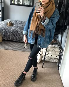 Autumn Outfits Jeans Jacket, Dc Martins Outfits Winter, Oversized Jean Jacket Outfit Winter, Vans Outfit Winter, Trucker Jacket Outfit Women, Winter Style Outfits, Black Jeans Jacket, Outfit Botas