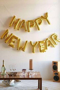 celebrate beverage napkins in gold and black with foil polka dots New Year Balloons, Gratis Printables, New Year's Party Decorations, New Year Decoration, Balloon Kit, Nye Party, Pinterest Party, New Years Eve Decorations, New Year Decor