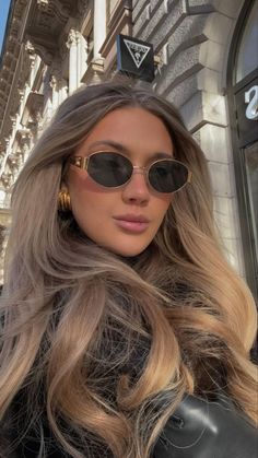 Woman Glasses, Goldie Locks, Dior Hat, Square Face Shape, Chill Photos, Green Neon, Blonde Hair Looks, Womens Sunglasses, Sun With Sunglasses