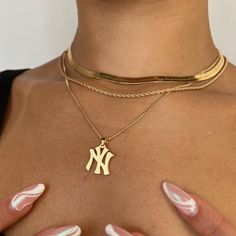 State Necklace, Jewelry Accessories Ideas, Dope Jewelry, Looks Street Style, Jewelry Fashion Trends, Classy Jewelry, Jewelry Lookbook, Stacked Jewelry, Layered Jewelry