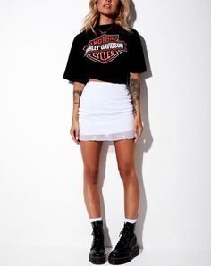 Slip Mini Skirt Outfit, Dr Martens Festival Outfit, Mini Skirt Styling, Cute Rock Outfits, Skirt And Trainers Outfits, Rock Looks For Women, Edgy Womens Fashion, Rock N Roll Aesthetic Outfit, Rock Fashion