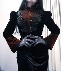 Gothic Outfits Victorian, Victorian Goth Woman, Goth Outfits Vintage, Romantic Goth Fashion Victorian, Victorian Romantic Goth, Vampiric Goth Outfits, Victorian Goth Outfits Women, Victorian Gothic Fashion Women, Black Victorian Outfit