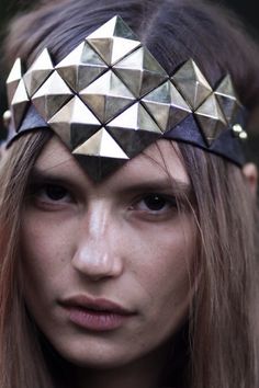 Futuristic Headdress, Head Gear Fashion, Look Lollapalooza, Cyberpunk Hair, Futuristic Accessories, Mens Hats Fashion, Burning Man Outfits, Burning Man Festival, Head Gear