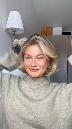 90s Blowout Bob Haircut, Bob Inspiration, Blonde Bob With Layers, Blonde Highlights With Bright Money Piece, Bob Haircuts For Women Round Face, Sophie Murray Hair, Sophie Murray, Bob Haircut Aesthetic, Blond Blowout Short