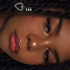 {~follow pinterest;@un0fficial~} Senior Yearbook Makeup, Yvette Core Aesthetic, Quince Makeup Looks Natural, Coquette Makeup Black Women, Korean Makeup Black Women, Simple Birthday Makeup, Dark Lip Liner And Gloss, Cute Easy Makeup Looks, Black Egirl Makeup