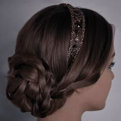 Hairstyles From The 1800s, Victorian Hairstyles Straight Hair, Victorian Women's Hairstyles, Victorian Aesthetic Hairstyles, Victorian Hairstyles Aesthetic, 1600s Hairstyles Woman, Gilded Glamour Hair, Old French Hairstyles, Old Timey Hairstyles For Women