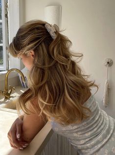 90s Hairstyles Blowout Brunette, Long Hair With Layers Blonde Highlights, Blonde Hairstyles Half Up Half Down, Hairstyles To Do With Layered Hair, Dark Strawberry Blonde With Highlights, Layered Beach Hair, Dyed Dirty Blonde Hair, Half Up Half Down Layered Hair, Summer Outfits Girly Cute