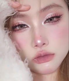 Pink And White Eye Makeup, Pink Makeup Asian, Pink Doyun Makeup, Douyin Makeup White Person, Pink Princess Makeup, Pink Sparkly Makeup, Pink White Makeup, Pink Douyin Makeup