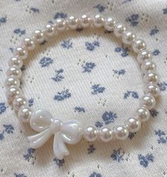 Bracelets Cute Aesthetic, Beaded Bracelet Pearl, Diy Bracelets Pearl, Diy Bracelets With Pearls, Asthetic Jewellery Beaded, Pearl Beads Bracelet Ideas, Bracelet Ideas Aesthetic Beaded, Beaded Bracelets Coquette, Coquette Bracelets Diy