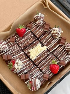 How To Plate Brownies, Brownie For Birthday, Brownie Birthday Ideas, Brownies For Birthday, Birthday Baking Ideas, Birthday Brownies Decoration, Brownie Traybake, Brownies Birthday Cake Ideas, Brownie Cake Birthday