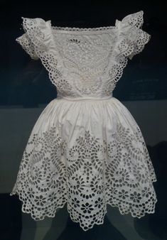 Broderie anglaise - Wikipedia Lace Apron, Sewing Aprons, Heirloom Sewing, Linens And Lace, Aprons Vintage, Antique Lace, Moda Vintage, Cut Work, Historical Fashion