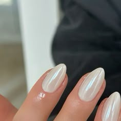 nails inspiration | inspiração de unha Gel Nails Ideas Chrome, Summer Wedding Nails Bridesmaid, Nude Chrome Nails Almond, Hen Do Nails, Summer Nails Chrome, Vanilla Chrome Nails, Vanilla Nails, Chrome Nail Colors