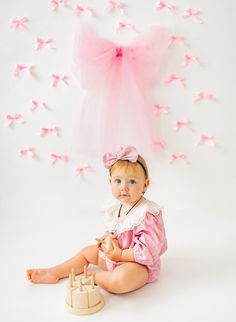 Фотозона с бантиками First Birthday Photo Shoot Ideas, Baby Birthday Pictures, Birthday Photo Shoot Ideas, Birthday Photo Shoot, Birthday Picture, First Birthday Photo, 1st Birthday Pictures, Photo Shoot Ideas, Happy Girl