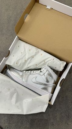 #nike #silver #silvershoes #airjordans Silver Jordans, Tenis Dior, Tenis Nike Jordan, Nike Quotes, Silver Outfits, Nike Shoes (men), Nike Silver, Trendy Shoes Sneakers, Nike Jordan Retro