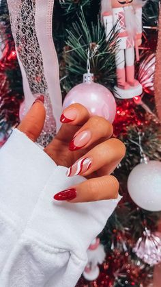 Easy Christmas Nail Designs, Christmas Nail Designs Easy, Christmas Decoration For Kids, Winter Nail Art Designs, Candy Cane Nails, Holiday Nails Christmas, Christmas Gel