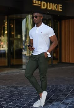 Mens Spring Business Casual, Black Man Fitness, Casual Outfits For Men Simple, Dinner Outfits Men, Black Mens Outfits, Mens Polo Shirt Outfit, Polo Outfit Men, Airplane Outfits