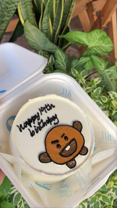 Shooky cake, btw cake inspo aesthetic cake de btw bt21 Suga Cake Birthday Ideas, Shooky Bt21 Cake, Suga Cake Birthday, Suga Birthday Cake, Bts Bento Cake, Bt21 Birthday Cake, Bts Birthday Cake