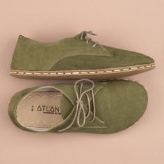 "Our Atlantis Handmade barefoot shoes combine high-quality leather and traditional shoemaking skills. It is only through our know-how and belief in barefoot shoes, a wealth of experience, and the best materials that we are able to create this unique and top-quality shoe. - Made in Turkey - 100% Natural - 100% Handmade - Hand-Stitched - Natural Leather Upper - Natural Leather Lining - Water Buffalo Leather Sole - 100% Copper Rivet conductor hand-hammered through sole What are Barefoot Shoes? It i Cheap Green Lace-up Canvas Shoes, Green Oxford Shoes, Barefoot Sandals Women, Man Cafe, Barefoot Boots, Black Boots Men, Shearling Slippers, Shoes Stand, Minimalist Shoes