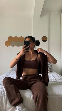 Chocolate Brown Sweatpants Outfits, Brown Nike Outfit Women's, Brown Sweatsuit Outfits Women, Brown Athletic Outfit, Brown Sweat Pants Outfit, Brown Joggers Outfit Women, Brown Gym Outfit, Womens Sweat Outfits