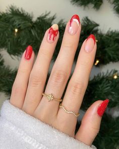 short christmas nails 4 1 Christmas Nails Festive, Cute Winter Nail Ideas For Short Nails, Cute Christmas Nails Short Simple, Short Christmas Acrylic Nails, Winter Nail Ideas Short, Christmas Nails Short, Simple Christmas Nail, Short Christmas Nails, Christmas Nails Ideas