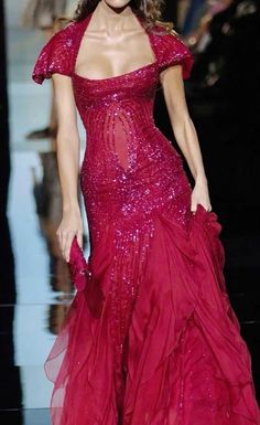 couture runway fashion 2023 Runway Fashion, Wedding And Engagement Rings, Jewellery Wedding, Fashion Couture, Cartier Tank