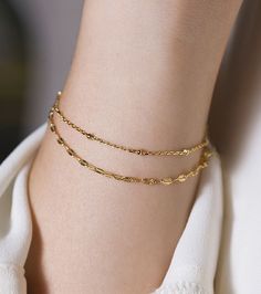 Cute Everyday Bracelets, Dainty Gold Bracelet Classy, Minimal Gold Bracelet For Women, Simple Gold Accessories, Gold Bracelet For Women Classy Indian, Minimal Bracelet Gold, Gold Bracelet For Women Classy Elegant, Dubai Gold Bracelet Design, Bracelets Gold Simple For Women Indian