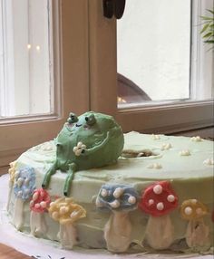 there is a cake that has a frog on it