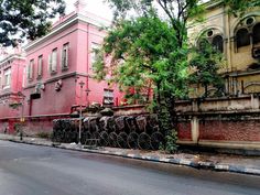 there are many pipes lined up on the side of the street in front of an old building