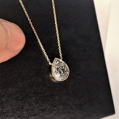 Schwarzer Druzy Achat Anhänger Halskette, Sterling Silber Gold Anhänger Halskette mit schwarzem Druzy Achat, Geburtstag Schmuck, Achat Druzy Schmuck, Hochzeit Anhänger Halskette, Geschenk für Frauen, Jahrestag Geschenk, Urlaubsgeschenk Eine wunderschöne Sterling Silber Vergoldete Anhänger Halskette mit schwarzem Druzy Achat. Diese schlichte und dennoch schicke Halskette ist perfekt für jeden Tag oder besondere Anlässe Styling. Entweder einzeln getragen oder layered für einen dramatischeren Look. Der Anhänger kommt mit einer 15.45 Inches / 40 cm Sterling Silber vergoldeten Gliederkette ebenfalls verstellbar bei 17.71 Inches / 45 cm ca., und misst 15 mm Höhe x 0,47 Zoll / 12 mm Breite. Geschlossen wird es mit einem 925 Sterling Silber Vergoldeten Federringverschluss. Dieser Artikel wird über Druzy Jewelry, Birthday Jewelry, Agate Pendant Necklace, Wedding Pendant, Chic Necklace, Black Agate, Druzy Agate, Agate Pendant, Necklace Sterling Silver