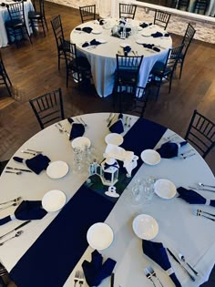 the tables are set with white and blue linens for an elegant dinnereon party