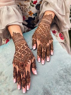 Bridal party henna - and detailed to heavy mehndi 2023 Mehndi Design, Mehndi Designs For Shaadi, Heena Mehendi Designs Aesthetic, Mendhi Designs For Bride Sister, Mehndi Inspo For Eid, Sister Of Bride Mehendi Designs, Henna Designs Indian Bridal Mehndi, Nikkah Mehndi Designs With Name, Mehndi Wedding Designs