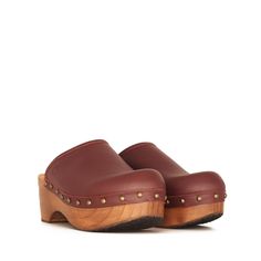 I nostri zoccoli in pelle e legno uniscono stile e comfort. Zoccolo in pelle Zueco cioccolato. Con soletta imbottita e suola antiscivolo, offrono comfort e sicurezza ad ogni passo. Caratteristiche: Tacco: 6,5 cm Piattaforma: 4,0 cm Si adattano perfettamente, durano per il collo del piede basso. Ecco perché ti consigliamo di contattarci per aiutarti a scegliere la taglia giusta. Inoltre, le nostre spedizioni, cambi e resi sono gratuiti. Realizzati a mano in Spagna, questi zoccoli borchiati ti Cream Flats, Studded Clogs, Brown Accessories, Chocolate Leather, Sophisticated Style, Flat Sandals, Leather Sandals