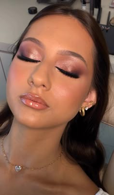 Aniversario Rose Gold, Maquillage Rose Gold, Rose Wedding Makeup, Rose Gold Glam Makeup, Xv Makeup Ideas, Eye Makeup Rose Gold, Gold And Pink Makeup, Makeup Ideas For Wedding Guest, Debutante Makeup