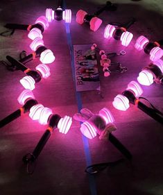 a group of lights that are on top of a wooden table in the shape of a heart