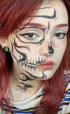 Eyeliner Skull Makeup, Skull Eyeliner, Easy Halloween Face Paint, Drawing For Halloween, Halloween Face Paint Ideas, Skull Face Makeup, Aesthetic Skull, Halloween Face Paint, Face Paint Ideas