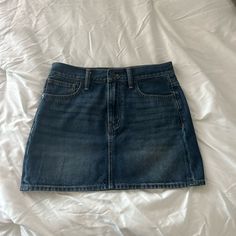 Madewell Denim Skirt Excellent Condition New With Tags 2024 List, School Dr, Madewell Skirt, Skirts Denim, Mini Denim Skirt, Brown Knee High Boots, Downtown Outfits, Inspo Pics, Jeans Skirt