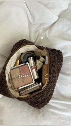 Fall Makeup Bag, Girly Stuff Aesthetic, Makeup Bags Aesthetic, Cosmetic Bag Aesthetic, Beauty Aesthetic, Aesthetic Makeup Bag, Girly Lifestyle, Makeup Bag Aesthetic, Cosmetics Aesthetic