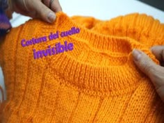 someone is knitting an orange sweater with the words coutu del arlie invisible