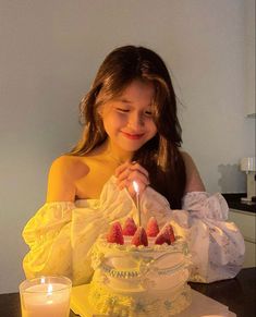 Pose With Cake Birthday, Bday Photoshoot Ideas Outside, Birthday Pose With Cake, Birthday Poses Aesthetic, Aesthetic Birthday Photoshoot Ideas, Poses With Cake Birthday, Birthday Pic Poses, Birthday Poses For Instagram With Cake, Poses With Birthday Cake