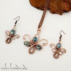 FLEUR DE LIS PENDANT EARRINGS JEWELRY SET COPPER WIRE WRAPPED ARTISAN JEWELRY #MbaHandmade Wire Wrapped Star Pendant, Wire Leaf Jewelry, Fall Themed Jewelry, Metal Wrapped Jewelry, Heart Wire Wrap, Diy Wire Jewelry Tutorials, Bead And Wire Jewelry, Wire Earrings Diy, Wire Accessories