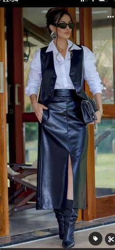 Black Leather Skirt Outfit Ideas, Manali Outfit Ideas, Black Leather Skirt Outfit, Outfit Mujer, Black Leather Skirts