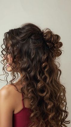 Hair Styles With Curls For Wedding, Long Curly Hair Down Wedding, Hairstyle For Curly Hair For Wedding, Hairdo For Long Curly Hair, Wedding Guest Hair Natural Curly, Messy Curls Wedding Hair, Long Layered Curly Hairstyles, Natural Curls Wedding Hairstyles, Bridesmaids Curly Hairstyles