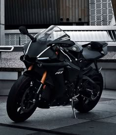 a black motorcycle parked in front of a building