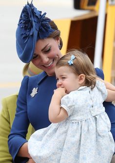 Charlotte e George roubam a cena na chegada real ao Canadá Duchesse Kate, Princesa Charlotte, Prince William Et Kate, Looks Kate Middleton, Duchesse Catherine, Catherine Elizabeth Middleton, Prince William And Catherine, Catherine Middleton, Duchess Catherine