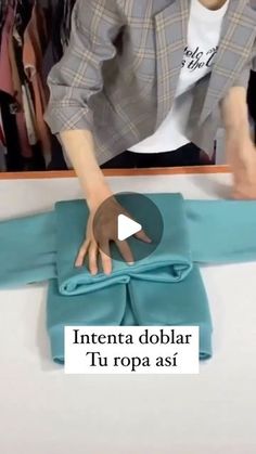 367K likes, 1,115 comments - acstorecln el August 27, 2024: "Te compartimos estas maneras de doblar ropa😅💕 ¿Qué te parece?, ¿lo harías?". Packing Folding, Folding Towels, Clothes Organization Diy, Folding Clothes, August 27, Hacks Diy