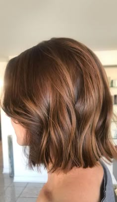 Autumn Hair Colours 2022, Short Bob Brown Hair With Highlights, Caramel Coloured Hair, Light Brown Bob Hair, Highlight Short Hair Color, Short Hair Copper Highlights, Hair Autumn 2022, Short Hair Copper Balayage, Autumn Bob Hair